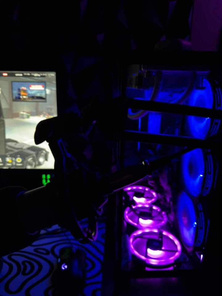 تجميعة للبيع
مواصفات الكمبيوتر:

* AMD Ryzen 5 7600X
* MSI B850 Gaming Plus WiFi
* RAM DDR5 16GB 5600MHz
* ZOTAC RTX 3070 8GB
* NVMe SSD 512GB
* HDD 1TB + HDD 1TB + HDD 400GB
* Power Supply 850W 80+ Gold
* مبرد MSI ثلاث مراوح
* كيس Alexander Weise

الملحقات:

* شاشة ASUS 144Hz
* كيبورد Redragon
* ماوس Logitech G502 HERO
* مايك احترافي مع مكسر صوت
* دركسون Logitech G29 كامل حتى الكارتون بدون كير ( الكير موجود بس يحتاج تصليح ابيعة فحم ويه الدركسون )
* ميز كاربون فايبر أصلي (120 × 60 سم)
* 12 قطعة 3D Panel قياس (30 × 30 سم)
* 3 رفوف خشب mdf يحتاجن فقط ترتيب
* ماوس باد أبيض بنقشة أمواج
 * كيبل DisplayPort أصلي
ملاحظة:
البيع كامل فقط، ولا يتم بيع أي قطعة بشكل منفصل.
التجميعة مرتبة وغراضها كلش كاملة تاخذها ماتصرف دينار عليها وقسم من كراتين القطع موجوده 
السعر مليونين و100 الف 
عنواني البصرة حي الجامعة 
*********** — ***********
