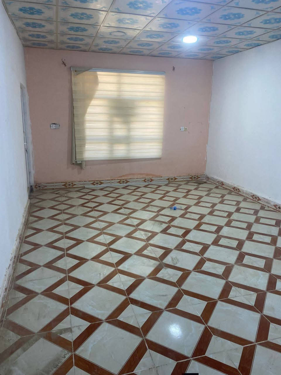 السلام عليكم 
دار للأيـجـــــــــــار💒 ٣٥٠ الف قفل
 تكريت الديوم مقابيل المدرسة الكويتية المساحة 200 متر طابقين 3 غرف نوم صالة وسطية استقبال مطبخ كراج سيارات 2 مجاميع صحية للاستفسار الاتصال على الرقم  👇🏻 
***********📱
@إشارة
