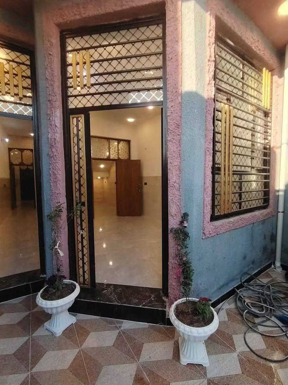 مشتمل للإيجار الموقع: الحلة  شارع 100 
المساحة: 100 متر  جديد جداً  وبموقع ممتاز 

🏠 الطابق الأرضي 
• صالة• مطبخ• كُليدور • غرفة نوم • مجمع صحيات

💰 السعر: 300 ألف دينار شهرياً.   ***********
