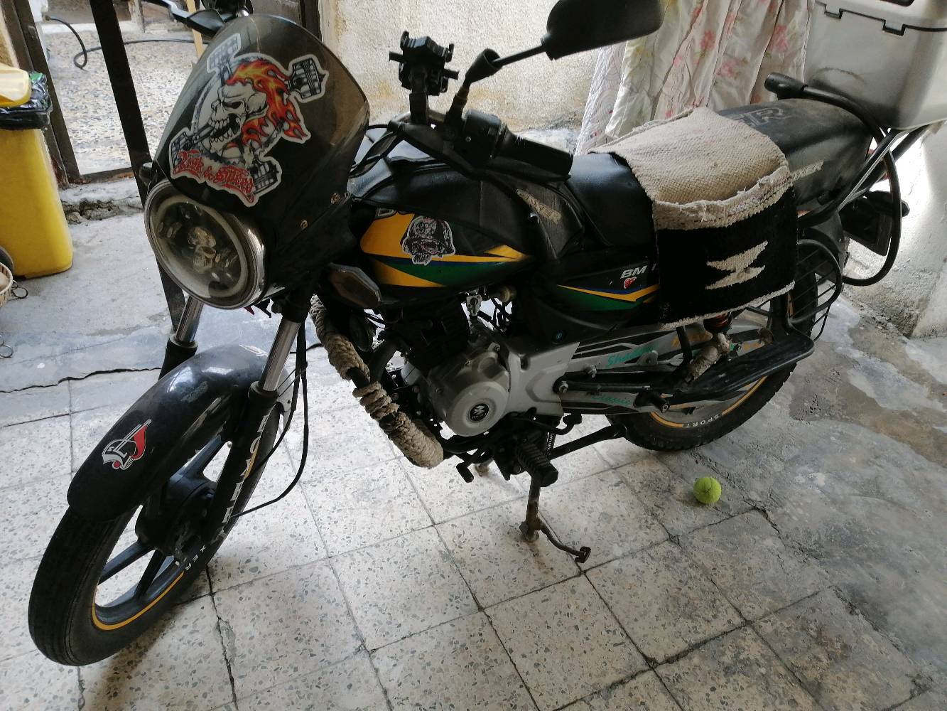 السلام عليكم شباب.. للبيع دراجة باجاج بوكسر 150 (Bajaj Boxer) موديل 2022 ونظيفة جداً وبحالة ممتازة.

المواصفات والنظافة:

الموديل: 2022.

الأوراق: مرقمة كربلاء، سنوية كاملة وجاهزة لوكالة أو تحويل مباشر.

المحرك: 150 سي سي، محرك بلاد بحالة الوكالة، ناعم جداً وبحالة ممتازة (شلعته وتكبيسه توب والتجربة خير برهان).

التشغيل: سلف كهربائي شغال من أول دكمة + هندل احتياط.

الكهربائيات: كلها شغالة وجاهزة (أضواء، إشارات، وهورن).

الإضافات والتعديلات:

مجهزة بـ صندوق خلفي سعة كبيرة للأغراض والمتاع.

غطاء مقعد (كشن) مريح ومميز.

الدراجة مكحلة ومعدلة ترتيبات حلوة ونظيفة مثل ما واضحة بالصورة.

المكان والسعر:

المكان: بغداد - الحرية الثالثة.
واتساب فقط 077‪03952463

السعر المطلوب: 1.750.000دينار) وبيه مجال بسيط للشراي المحمل والجاد