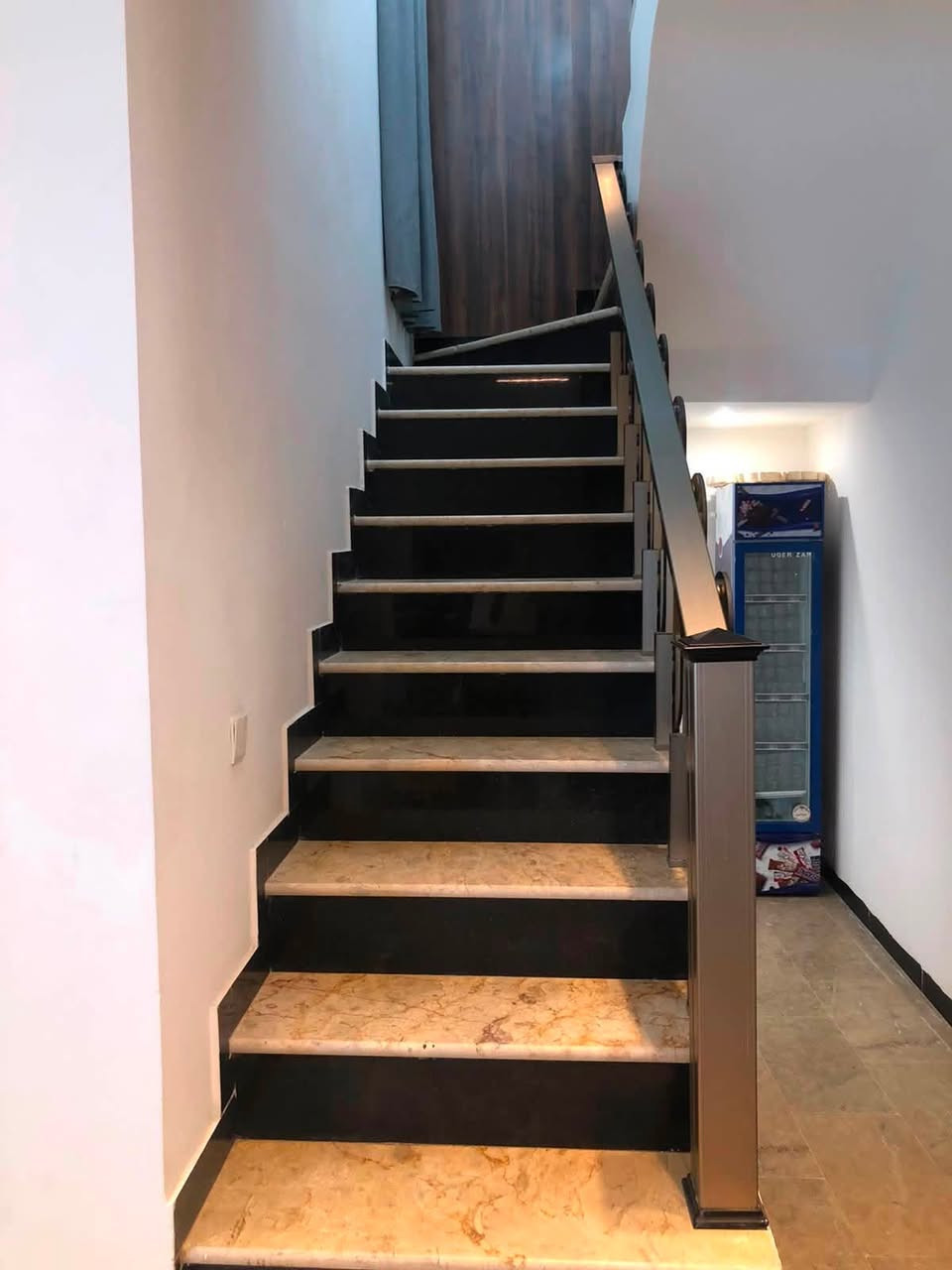 السلام عليكم ورحمة الله وبركاته
منزل 🏠 ٢٠٠ متر , طابق ونصف 
يحتوي على ٣ غرف نوم 
وصاله استقبال صحيات
حديقة وكراج سياره 
جاهز للسكن استلام مباشر 
مدينة جوهرة بغداد 
مجمعات حوراء بغداد السكنية 
الدورة الزنبرانية على سريع الدورة يوسفية الجديد 
الاتصال على الرقم 
***********
