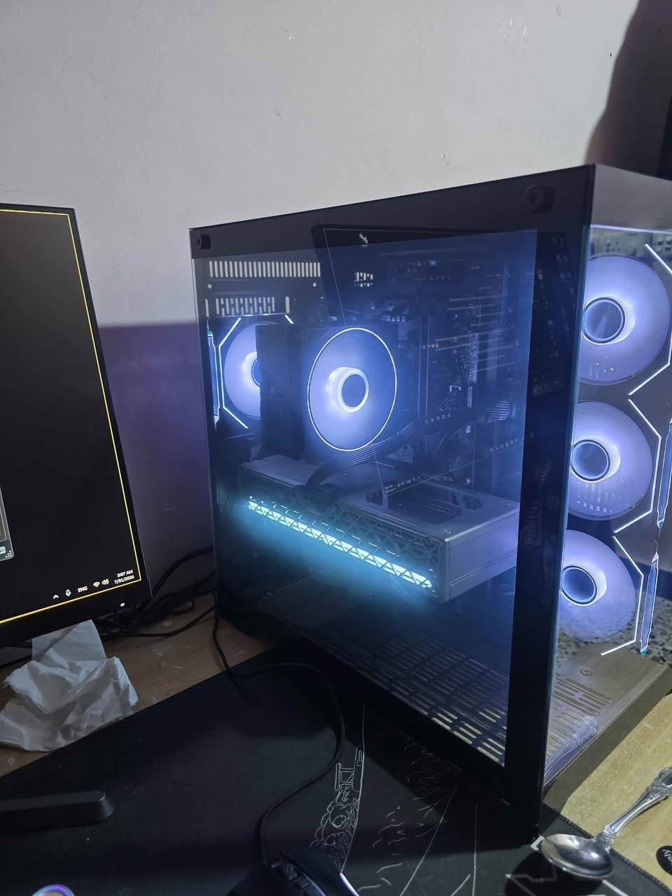 للبيع تجميعة PC

المواصفات:

- المعالج: Ryzen 5 7500F
- اللوحة الأم: MSI B650M Gaming WiFi
- التبريد: MSI MAG CORELIQUID V2 240mm
- الرام: Patriot DDR5 4800MHz 16GB (2×8GB)
- كرت الشاشة: Sapphire RX 9060 XT Nitro+
- التخزين: 2TB M.2 Micron Gen3
- الكيس: WJ-Coolman Fishtank
- مزود الطاقة: Gamedias Helios 750W

تجميعة العاب جديدة بعدها بالضمان مستخدمة أقل من شهر نظيفة 100%
كرتون الكرت والمساحة والمبرد موجود

موقعي البصره-المعقل 
السعر 1850
للاستفسار: *********** البصرة, العراق
