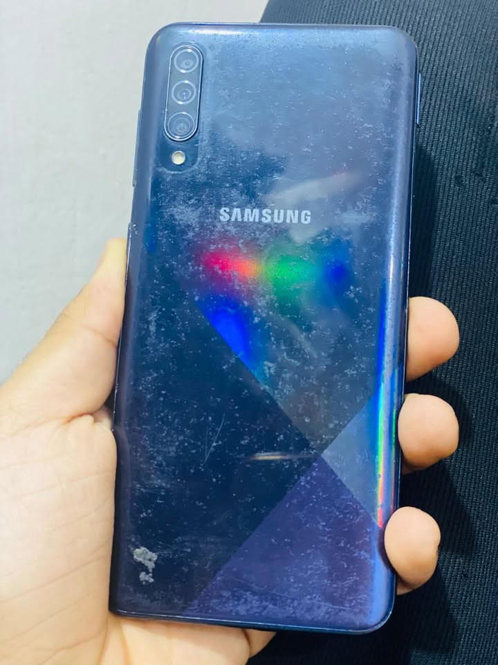 ايل a30sللبيع امبدل شاشه اصليه للتواصل ***********
