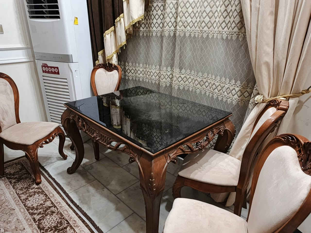 سلام عليكم اخوان ميز طعام جديد مامستعمل هواي قليل معه 4كراسي جدد
السعر والاستفسار [***********] واتساب
