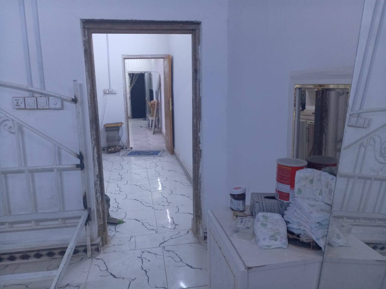 سلام عليكم عندي بيت طابو صرف للايجار بدور الشرطه البيت بضهر شارع العام يتكون من غرفه نوم كبيرة ومطبخ وصحيات داخليه وصاله كلش جبيرة سعره يجاره 300 قفل البيت قرب المعارض شارع ستين للاستفسار الاتصال على رقم *********** البصرة, العراق
