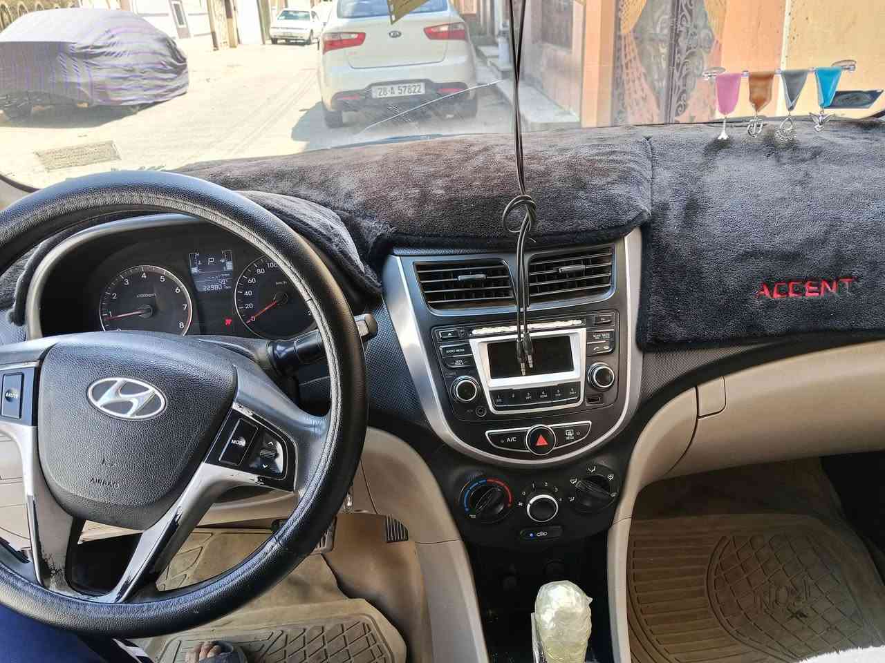 السلام عليكم من رخصت مدير الكروب سياره اكسنت موديل 15 وارد خليجي رقم نجف نكليزي سنويه لل30 سياره مكفوله من عده بارد خفيف موضح بل صوره مكينه الف 400 تبريد شغال كهربايات كله شغاله سعر 85 وبيه مجال بسيط مكان نجف ***********
