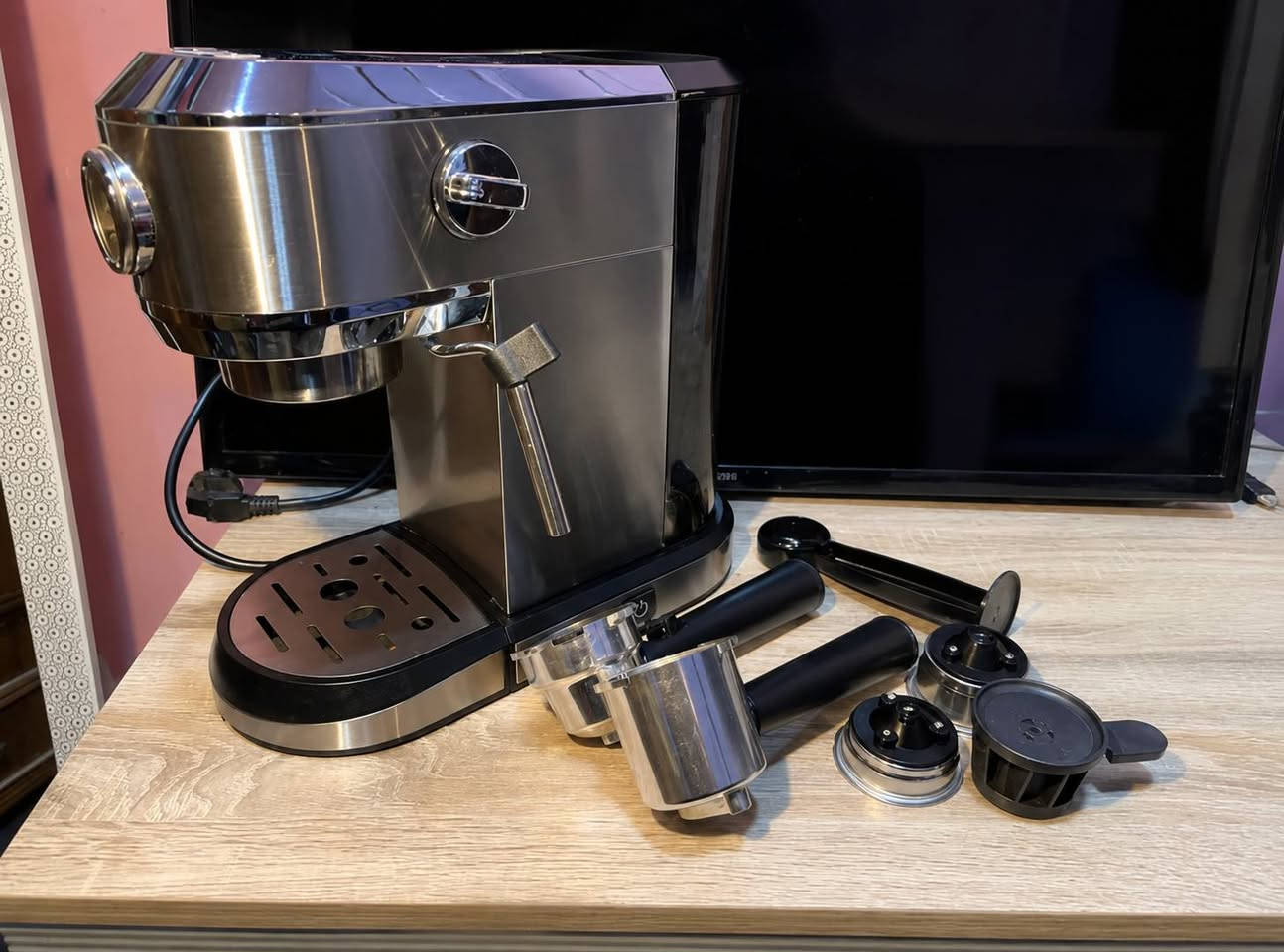 ☕ ماكينة إسبريسو Emblemeللبيع
ماكينة قهوة أنيقة وعملية، مناسبة للبيت أو المكتب لمحبي القهوة والإسبريسو ☕🤎
✅ جسم ستانلس ستيل
✅ خزان ماء شفاف
✅ تحتوي على البورتافلتر وملحقاتها
✅ بخار لتحضير الحليب
✅ تصميم أنيق وحجم مناسب
✅ بحالة جيدة
📦 الملحقات موجودة كما موضحة بالصور
💰 السعر: [125] يوجد توصيل جميع المحافظات 
📍 الموقع: البصرة المعقل
📞 للتواصل والاستفسار: [***********]

