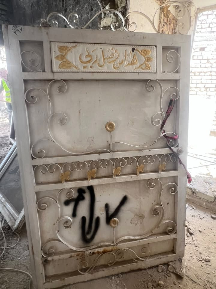 باب خارجيه للبيع تقريبا ٣ امتار نظيفه ***********
