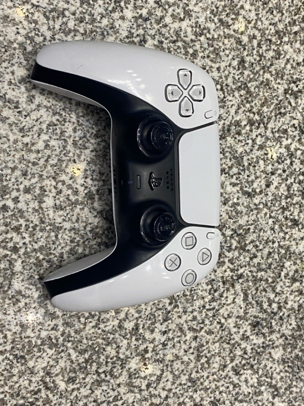 ps5 لا مفتوح ولا مصلح بس الكفر مكسور بدون كارتون 
ويا جويستك اصلي جديد 