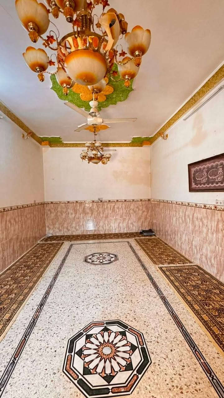 دار للبيع
حي المهندسين 
خلف  اسواق المهندسين 
المساحه الكليه( 1500) متر 

مسيج كامل مساحة البيت بناء  ٣٠٠ متر بيت كبير ٤ غرف نوم
غرفه ٦×٤ بيها مخزن وسويت
 وغرفه ٥×٤  مع سويت
و٢ بدون سويت 
هول داخلي جبير ٨ ×٥
استقبال ٧×٤ نقش سقف وحزام سيراميك
هول ٥×٥
مطبخ حار +بارد مفصول بار وقوس عباسي +مخزن  
بناء ٢٠١٢ 
بيت فول ونظيف وجبير 
ارضيه كاشي درجه اولى 
المطبخ كله سيراميك 
كيدور سيراميك
السعر الكلي 
(٦٨)مليون قابل للتفاوض 
 الارض بلديه مشموله بالتطويب 

تحياتي الاستفسار ع خاص او الاتصال 
*********** 
،
