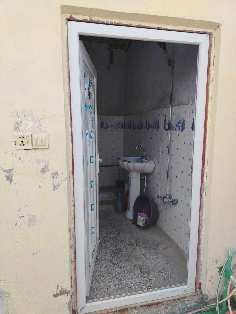 سلام عليكم بيت البيع مساحة ١٠٠ متر العنوان بشارع زركه السعر ٣٠ بي مجال 
معلومات اكثر اتصل او مراسله واتساب ***********
