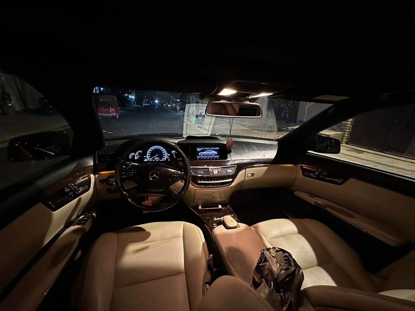 السلام عليكم للبيع فقط مارسيدس S350 لارج موديل11
المواصفات
1- باب طويله
2- ناظرور ليلي
3- بيبان شفط
4- صندوك كهرباء
5- كشن جلد
6- كشنات خزن + تدفئه +كهرباء + ميمري خزن وضعيات 
7- تحديد مسار +قياده اليه
8-تايرات 2 سايز
9- شاشة اعطال
10- تحكامت استيرن
11-لونين داخل سياره بس بلفول كلش يجي
12- بردات جانبيه وخلفيه كهرباء
13- مرايات وسطيه للراكب الخلفي
14- كشنات الخلفيه كهرباء 
15- كشنات تدفئه
16-استيرن كهرباء
17-قماره بانوراما
18- السياره بصمه + دخول ذكي
19- رادار امامي 
20- السياره خليجيه
اخوان السياره مكفوله رقم شمالي  تحويل مباشر
مكان السياره بغداد 
بيع او مراوس حسب قناعه
رقم موبايل ***********
