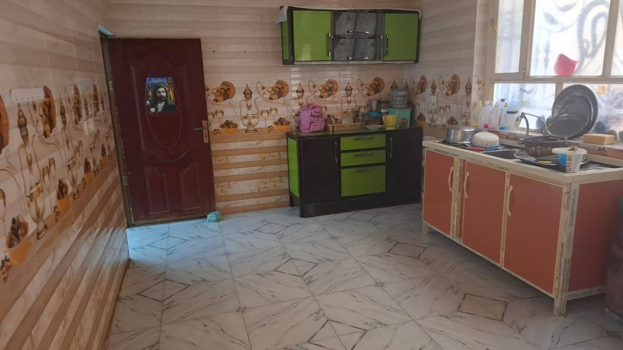عقار استثماري المساحة ٢٠٠متر بناء ٢٠٢٠ مسلح كونكريت يقع على الشارع العام حي الوحدة يتكون من بيت ارضي ومحلات عدد ٢ وشقق عدد٢ الوارد السنوي١٢مليون للإستفسار الاتصال ***********
