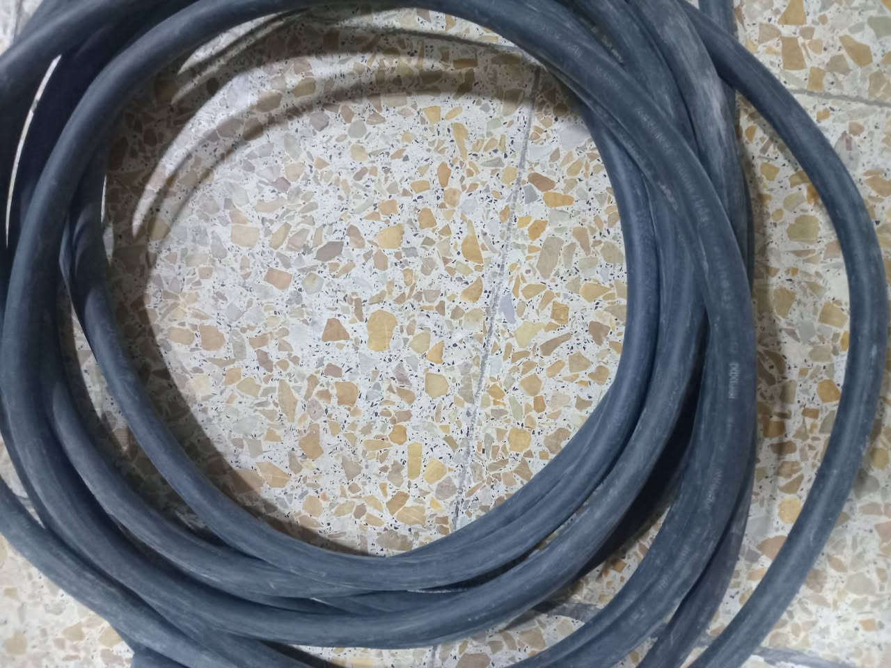 كيبل للبيع 4×10 طول 14متر اردني  استندر  العنوان  بغداد  الاتصال  ***********
