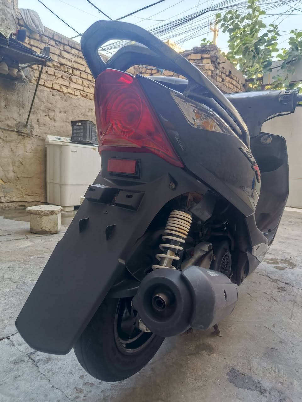 السلام عليكم ثعلب GTR الدراجه رمبه صارلي شهر من منزلها الدراجه ماشيه 16الف الدراجه نضيفه برغي ممفتوح بيها السعر 900 وبيها مجال حك الجيه المكان بغداد الشعب *********** بس واتساب موجود

