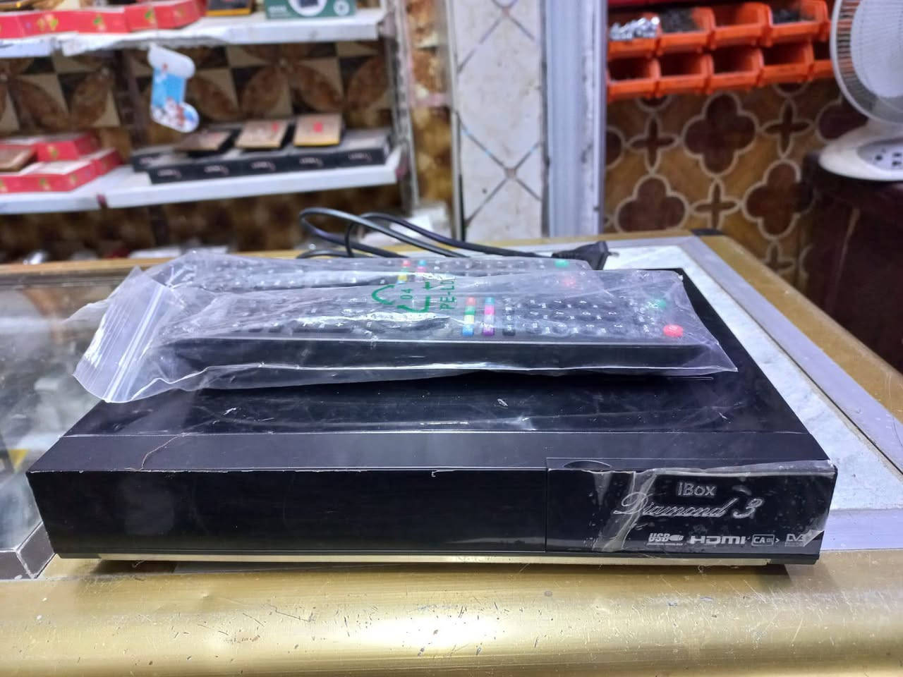 سلام عليكم ستلايتات عدد 3 هنة وريمونتاتهن شغالات فقط CBox يرادله فرمته أو تحديث ماعرف بغداد ***********
