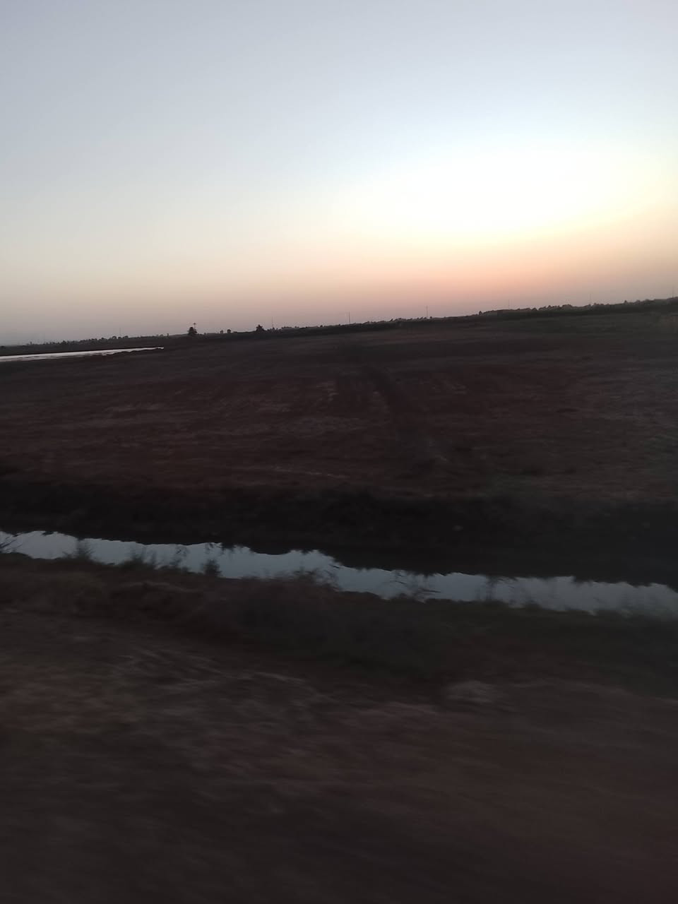 أرض زراعية للبيع مساحه 20دونم طابو زراعي تتوفر فيها جميع الخدمات مي سقي كهرباء وتبليط تبعد عن الشط الديوانية 800متر نحاله مستقله للقطعه مكان الارض السنيه  للاتصال أو الاستفسار ***********
