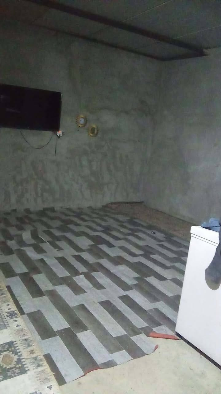 بيت للبيع مساحه 100 بية غرفة وستغبال وصالة ومطبخ وصحيات المكان مقابيل الشمري بخط ثالث البيت سندويج السعر مناسب للستفسار تصل أو مراسلة ***********
