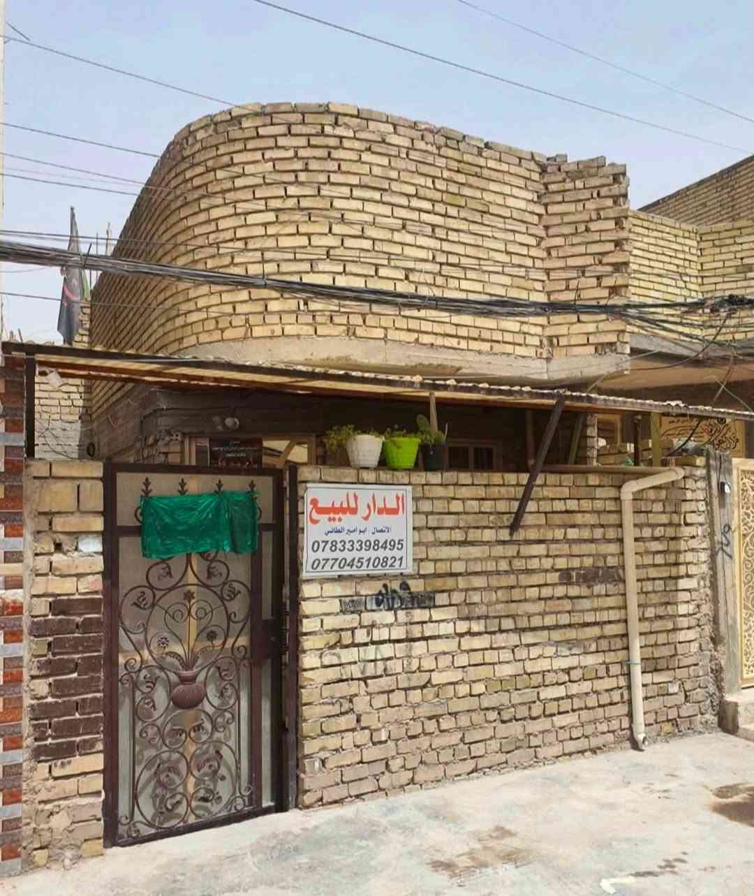 بيت ١٠٠ متر للبيع
الواجهة ٥ متر والنزال ٢٠متر

يحتوي كراج صغير و ممر واستقبال وحولي جبير وحمام وترك و بألاخير غرفة طابق واحد + بيتونه وسطح امامي وسطح خلفي البيت كامل مكمل ونظيف العنوان الخطيب الزراعي فرع برادات الرحمن قرب سوق صنعة سعره

سعره 125 مليون

للتواصل على الرقم ***********
