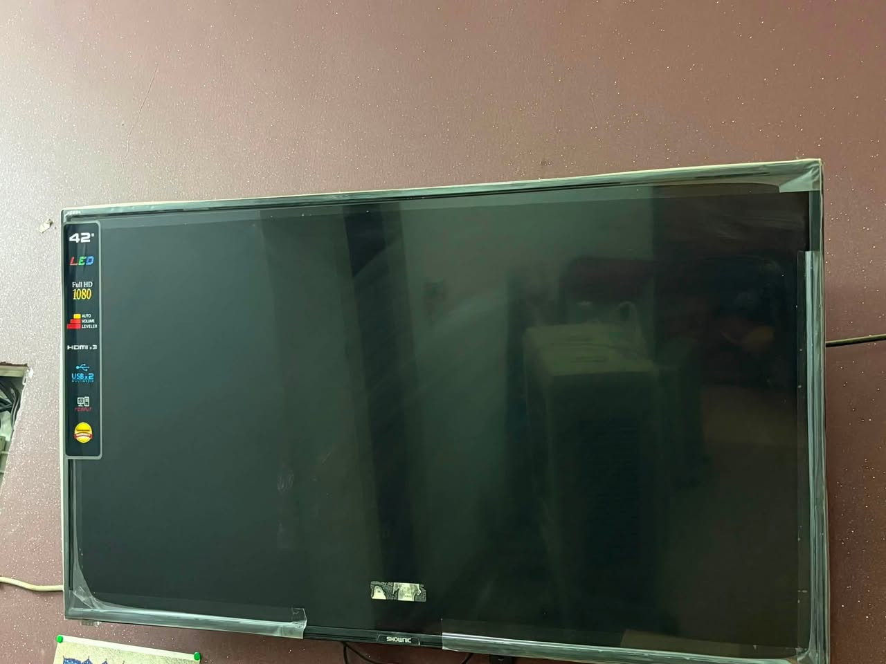 شاشة LED مقاس 42 بوصة، Full HD (دقة 1080p) - حالة ممتازة
التفاصيل:
 النوع: شاشة LED تلفزيونية (أو شاشة عرض).
 المقاس: 42 بوصة.
 الدقة: Full HD 1080p لألوان زاهية وتفاصيل دقيقة.
 المنافذ: مزودة بـ 2 منافذ USB (للوسائط المتعددة) و 3 منافذ HDMI لتوصيل الأجهزة المختلفة (كمبيوتر، ريسيفر، بلايستيشن، إلخ)، ومخرج صوت.
 الميزات الإضافية: خاصية "Auto Volume Leveler" (موازن الصوت التلقائي)، مدخل PC.
 الحالة: نظيفة جداً، الشاشة محمية بالنايلون الأصلي (كما هو واضح في الصور) مما يعني أنها لم تُستخدم بشكل مكثف السعر: [الف175] (قابل للتفاوض البسيط).
 المكان: [بغداد/الكرادة].
 للتواصل: يرجى إرسال رسالة خاصة [***********].
