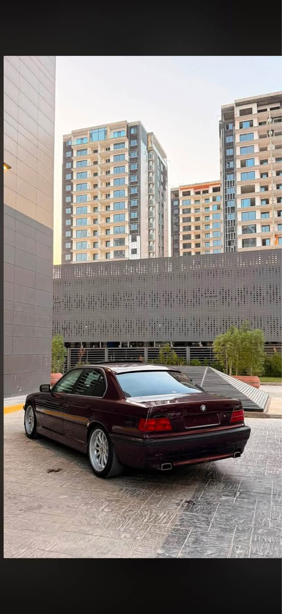 سلام عليكم 
 مراوس فقط حسب القناعه 
بي ام كاسحه 740 v8 1995
كير مكينه تبريد صدر خير من الله 
لون مميز ويل 19 مميز اصلي 
كت M اصلي بلاستك 
  غرفه M 
فول مواصفات  
كشنات كهرباء تدفئه كشنات برده كهرباء 
وباقي المواصفات المعروفه 
سياره كلش حلوه وناصبه شرط صفاحهه موس 
رقم بغداد مكاني بغداد حي الجامعه 
سياره بيهه ملاحظات كلش بسيطه 
  
*********** بغداد, العراق
