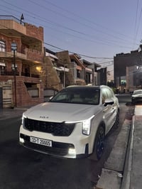 سورنتو 2025 ماشيه 8830كيلو ضمان الدوليه فول مواصفات للبيع هيه والرقم 0...
