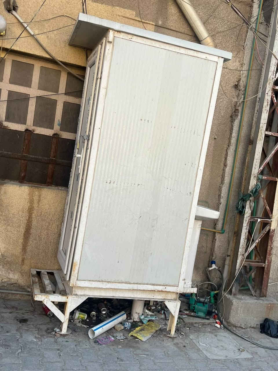 للبيع حمام وتواليت شرقي ومغسله ملحق كامل مكانه بغداد الواشاش  مستعمل قليل قفل 650 قفل دابيع هيج سعر لان مستعجله غير ال650 اعتذر  ***********

نص مكتوب في الصور:
- AYMAZ