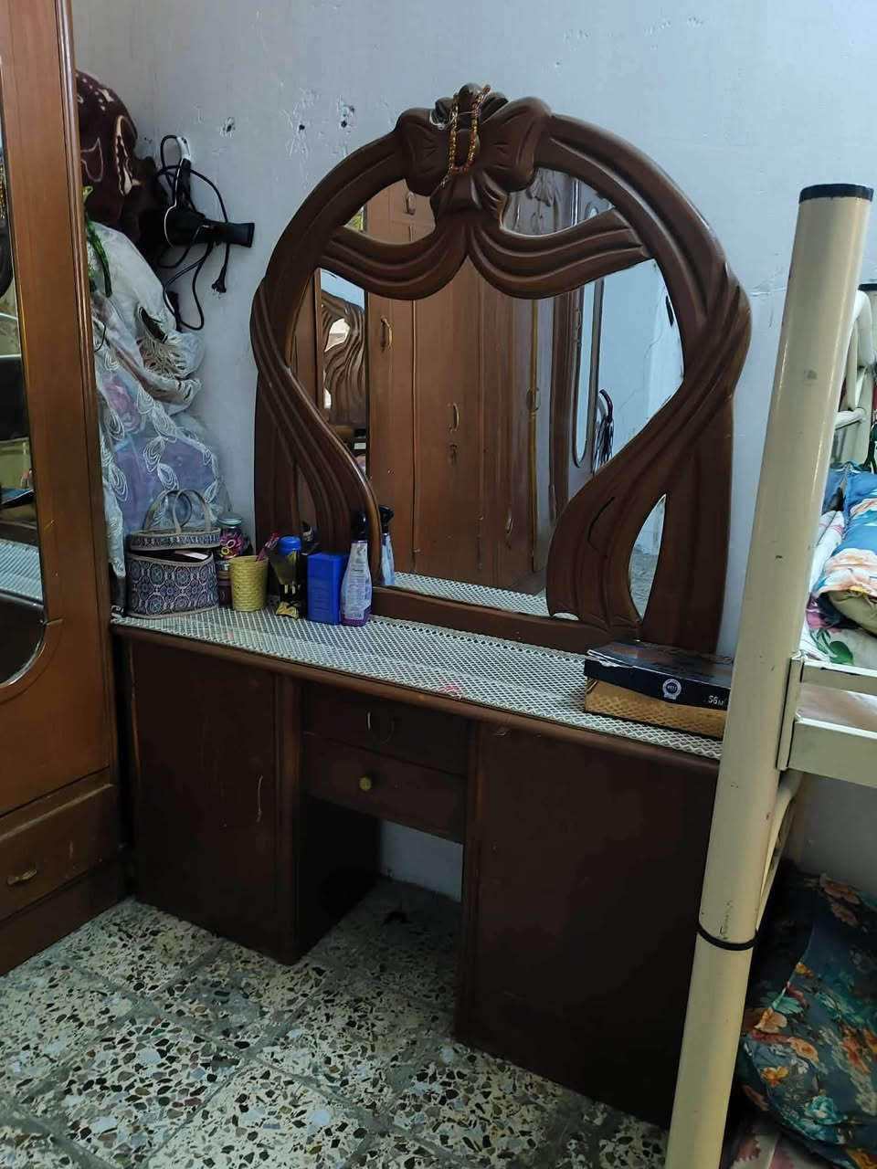 غرفه للبيع وسعر مناسب اي ستفسار ايدك عل رقم ***********
