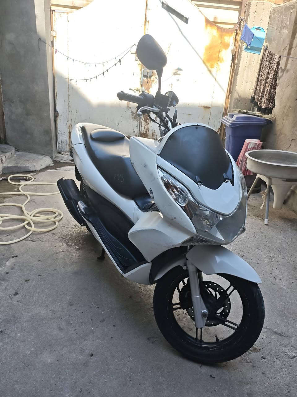 Pcx جيل اول للبيع ياباني
مكينة 125
كفرات بلادية 
كهربائيات كلها شغالة
ماشيه54 ألف 
نقص جامه اماميه فقط 
السعر 1200 وبيها مجال 
بغداد مدينة الصدر 
للإستفسار: ***********
