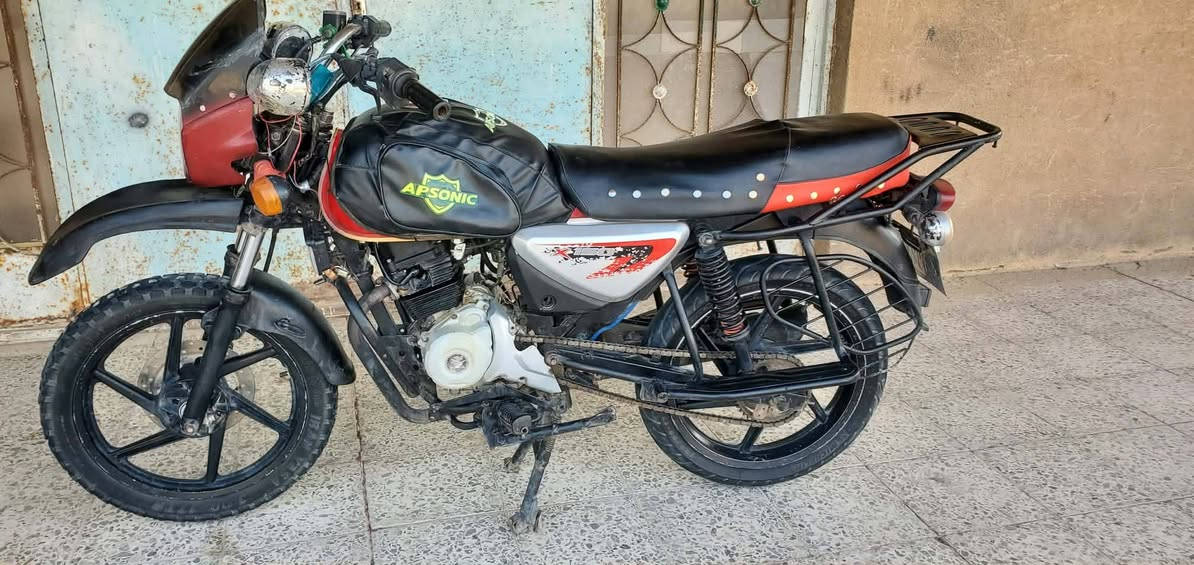 سلام عليكم 
دراجه بوكسر 21وراق سكنر دراجه خير من الله محرك نضيف كهربائيات شغاله امبيثري 
تايرات جدد دبلات ماعايزه شي دوشمه مال جاني تشتغل بيها علباب الله 
المكان البدير ،،،*********** واتساب
