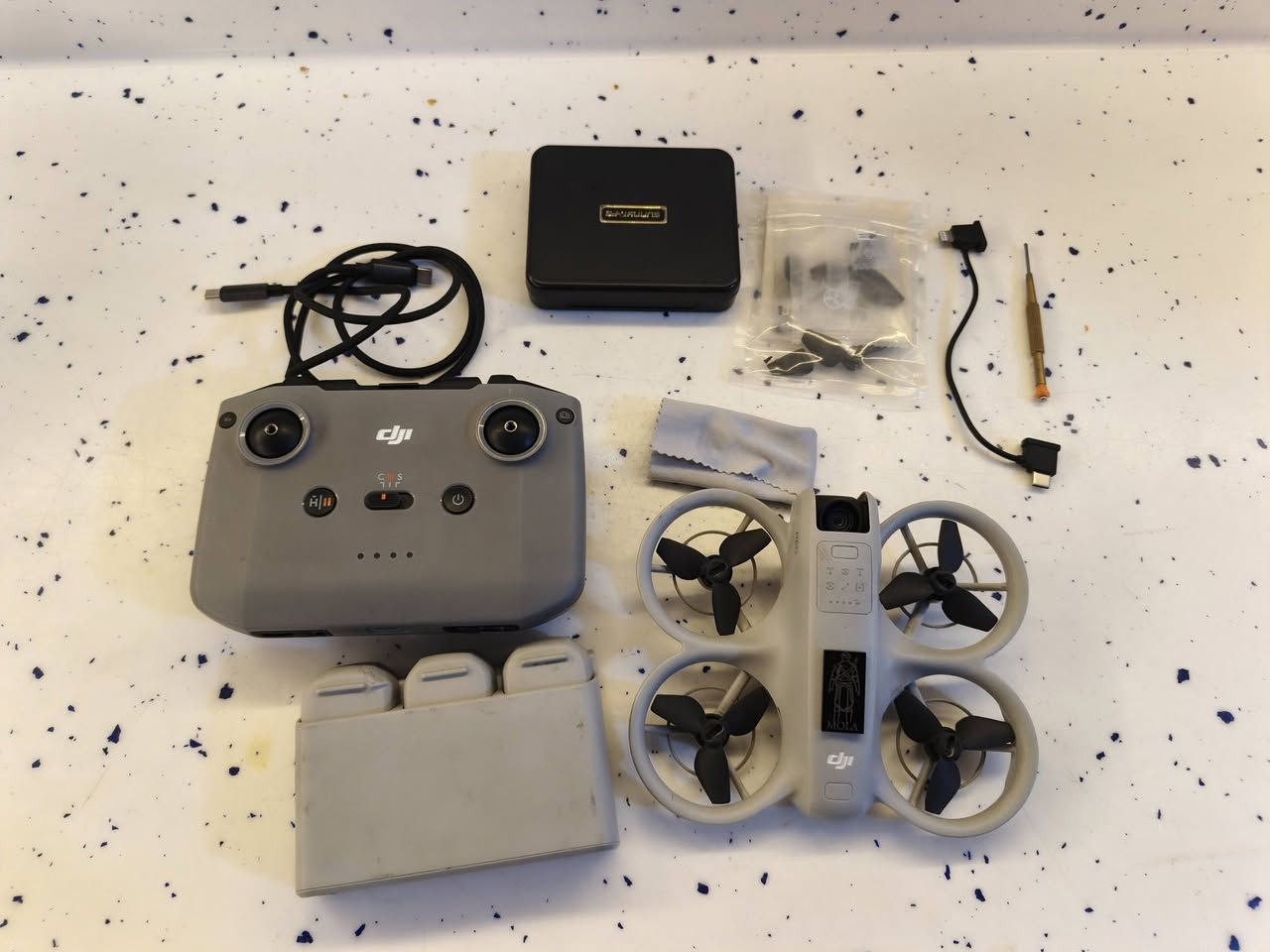 درون DJI NEO1 • ٣بطاريات • ٦عدسات