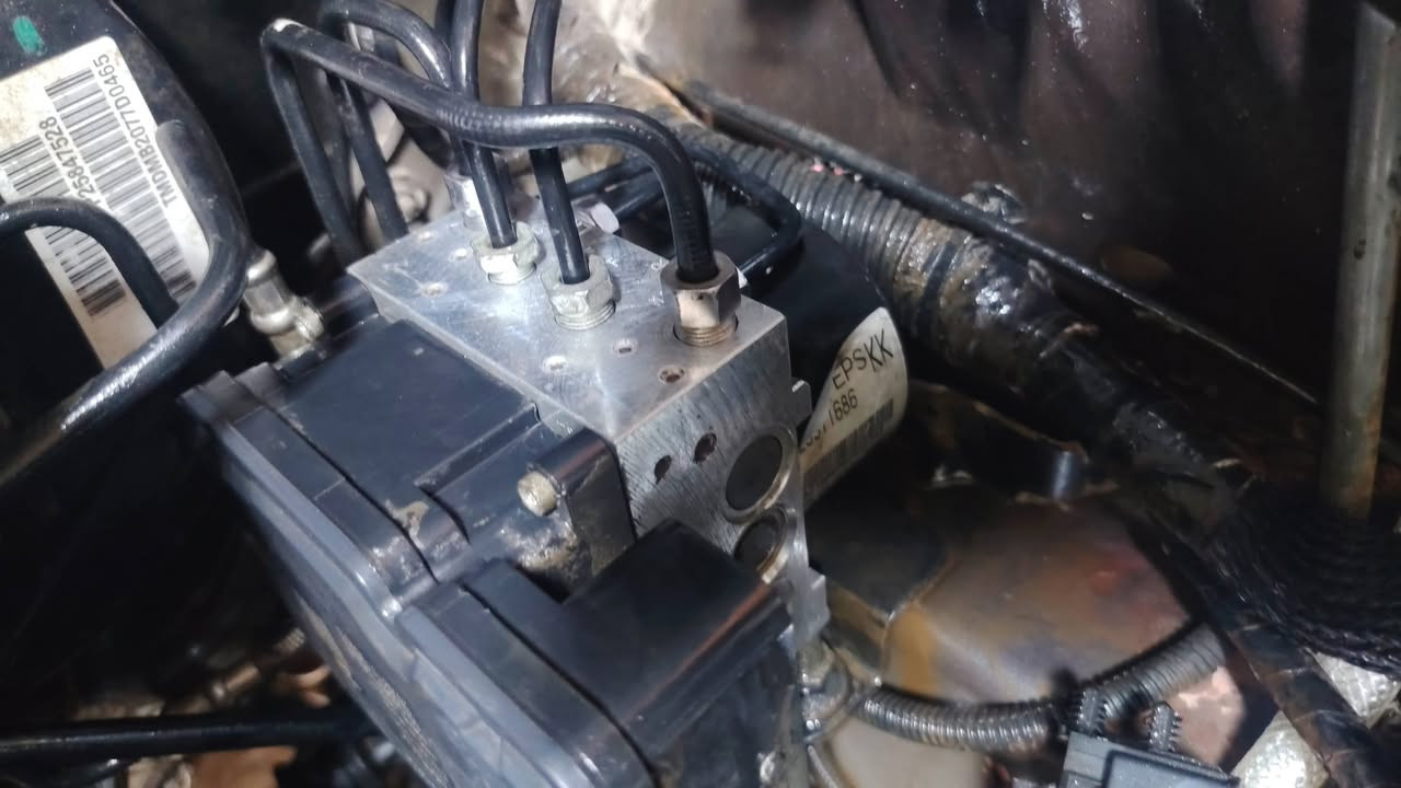 🔧 استبدال منظومة ABS ومعالجة انغلاق المكابح الخلفية 🚗

تم بحمد الله إنجاز العمل بالكامل ✅

🛠️ استبدال منظومة ABS
🛠️ معالجة مشكلة انغلاق المكابح الخلفية
🛠️ غسل وتنظيف منظومة البريك بالكامل
🛠️ استبدال سائل الفرامل DOT 3
🛠️ فحص المنظومة والتأكد من عملها بصورة صحيحة

🔹 شنو هو الـ ABS؟
نظام ABS (Anti-lock Braking System) هو نظام يمنع انغلاق العجلات أثناء الفرملة القوية، ويساعد السائق على الحفاظ على السيطرة على السيارة وتوجيهها بشكل أفضل أثناء التوقف المفاجئ.

✅ شغل وفحص بدقة
✅ استخدام سائل فرامل مناسب
✅ معالجة السبب وليس فقط إطفاء لمبة العطل

📍 ورشة أنور سوزوكي وإكونوكس
كربلاء المقدسة – الحي الصناعي – الأبلوك الثاني – شارع السايدين – سايد الدخول
📞 ***********
📞 ***********
