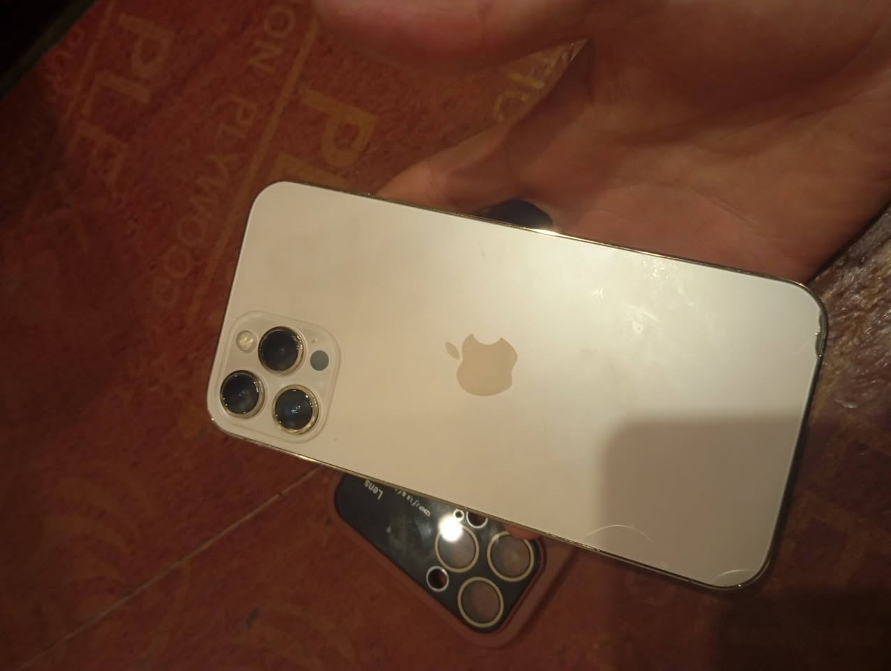 ايفون 12 pro max
بطارية 83 مبدل بس شاشة اصلي فيس ايدي شغال كلشي شغال ونظيف وبيه فطر بلظهر مثل مموضح بالصورة 
***********
السعر 375
