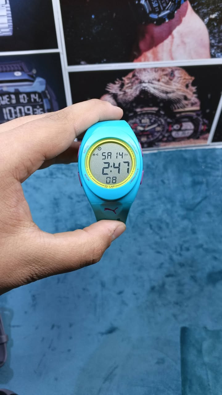 سلام عليكم 

ساعة PUMA رقم P910942008 بتصميم رياضي وشبابي مميز، تأتي بهيكل باللون الأزرق السماوي مع تفاصيل صفراء ، وشاشة رقمية واضحة لعرض الوقت والتاريخ.

المعلومات الأساسية
قطر 37
العلامة: PUMA
النوع ساعة رقمية رياضية
الشاشة : LCD رقمية
عرض الوقت
عرض اليوم التاريخ
توقيت 12/24 ساعة
منبه إشارة صوتية
سوار رياضي مطاطي 
مقاومة للماء حتى 50 مترا
المؤقت التنازلي
المنبه يومي 
نوع البطارية CR2016
عنوان بغداد مدينة - الصدر الاروفلي
جميع الساعات اصلية معا ضمان
توصيل لجميع المحافظات
التوصيل واتساب ***********
