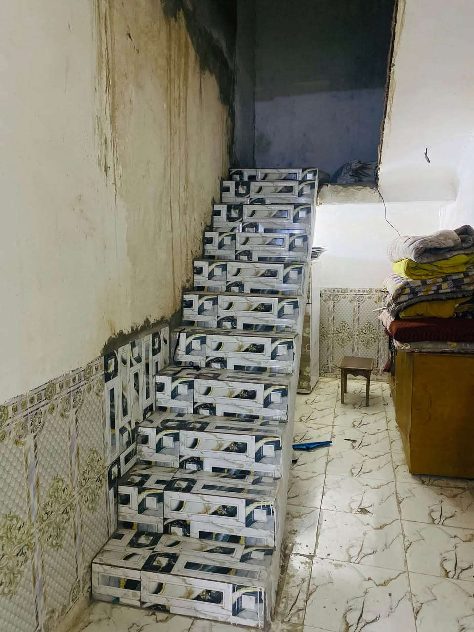 البيت البيع مساحته ٤٠٠ركن متكون من غرفين صاله مطبخ مضيف خارجي صحيات داخليه وخارجيه كافت خدمات موجود عمود ٤٧١طريق شيوخ ‭***********‬الاستفسار عل رقم
