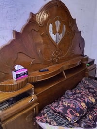 ميز تواليت وزاويه وتاج جربايه منه وبي كومديات وصوميه يعني غرفه عوزه كن...
