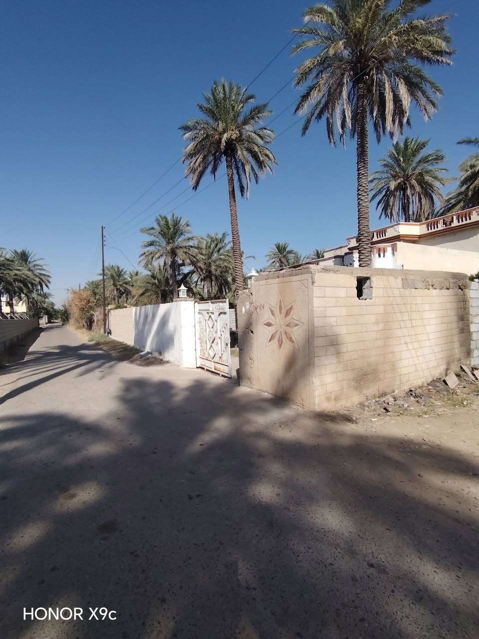 🏠 دار للبيع
تبليط الباب البيت 💕 
📐 مساحة الأرض: 800 متر
🏗️ مساحة البناء: 240 متر
📍 الموقع: التاجي – خلف منشأة نصر المنتزه
📜 الملكية: طابو ملك صرف

💰 للجادين فقط، للاستفسار والتفاصيل تواصلوا معنا.
***********

نص مكتوب في الصور:
- HONOR X9c