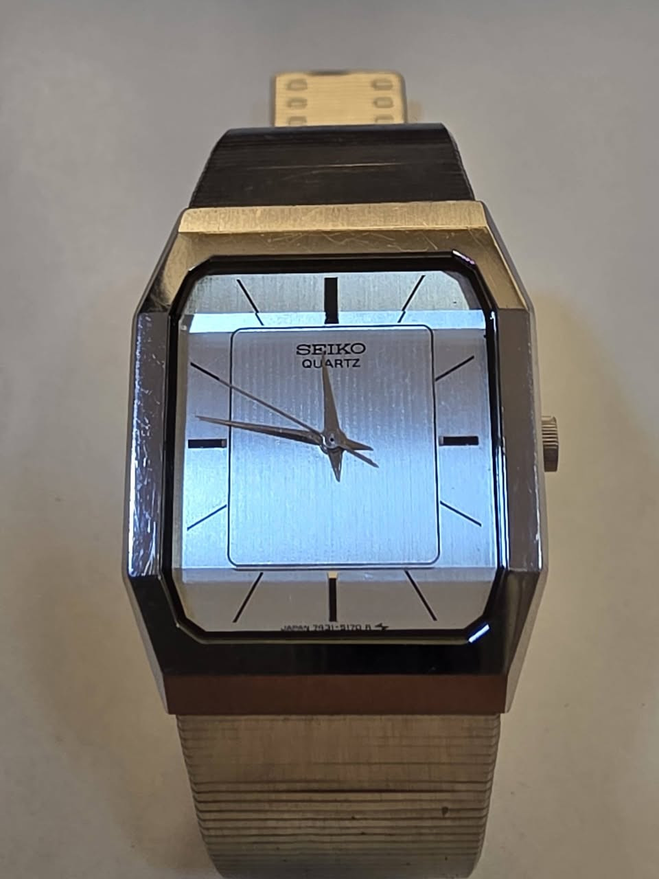 تحية طيبة/ على جميع الأخوه الكرام
⌚ SEIKO QUARTZ – أناقة تليق بك
ساعة بتصميم كلاسيكي فاخر ولمسة يابانية مميزة ✨
🔹 هيكل ستانلس ستيل أنيق
🔹 واجهة فضية راقية
🔹 سوار معدني فاخر
🔹 حركة كوارتز دقيقة وموثوقة
🔹 مناسبة للدوام والمناسبات
💰 السعر: 150,000 دينار عراقي فقط
📲 للطلب والاستفسار:
***********
🚚 توصيل لجميع المحافظات 🇮🇶
فايب أوكلك للساعات — اختَر الوقت اللي يليق بك.
