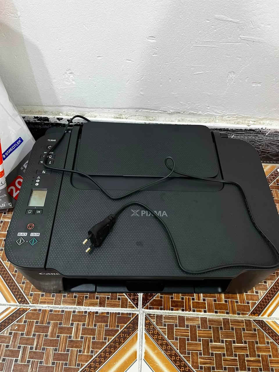 طابعة Canon PIXMA TS3640 للبيع

 شبه جديدة ونظيفة جدًا
 استخدام قليل
 طباعة + نسخ + سكانر
 تدعم الطباعة من الموبايل والواي فاي 
 مناسبة للبيت والطلاب والمكاتب

 ملاحظة: الطابعة بحالة جديدة، فقط تحتاج خرطوشة حبر.

 السعر:65الف  فقط

 للتواصل: ***********
