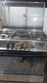 للبيع طباخ جديد بمعنه الكلمه بس عين من العيون ماتشتغل والباقي كله شغال...