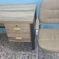 مكتب وكرسي اشتريتهن باكيت جديد شديتهن على ايدي وماستخدمتهن  صارن عليه ...