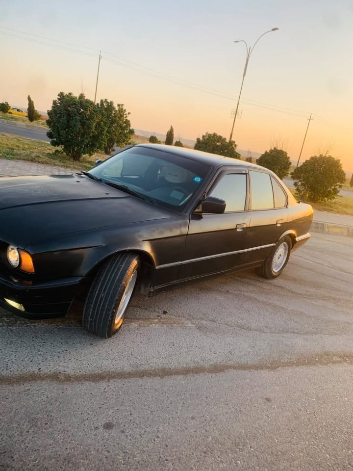 بي ام للبيع 520 كبس
موديل 1992
تبريد + تدفئه
رقم نينوى 
بدون اي ضرر السياره بلادي بدون اي خيسان
سستم كزوز على الرمونت فتح وغلق رياضي
تقحيل فقط بوند وصندوق
محرك شرط كير عادي 
مكان السياره موصل 
السعر ٦٥ $
شاري اتصل ***********
