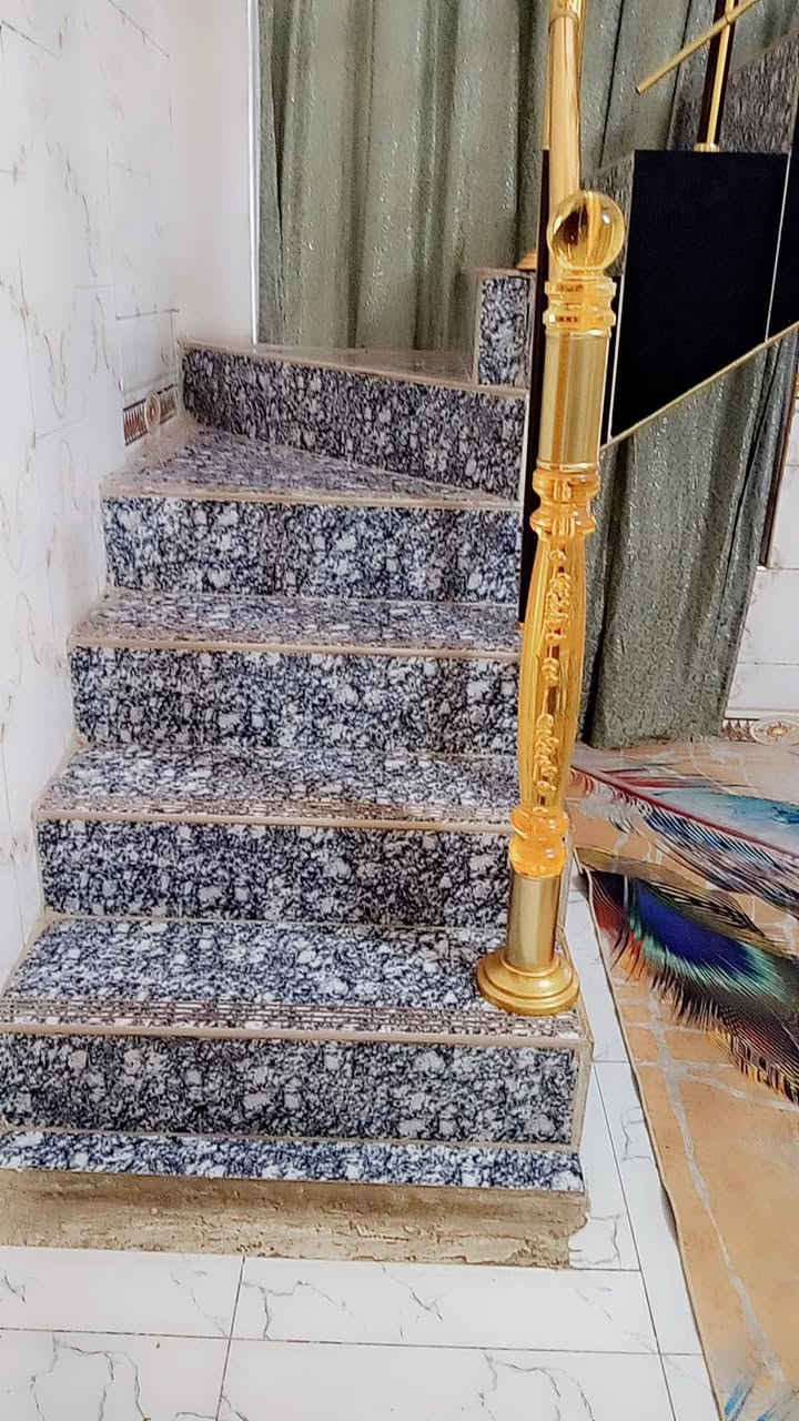 سلام عليكم بيت للبيع مساحه للبيت 200 م بيت قاطين يحتوي على 4غرف نوم مطبخ استقبال وصاله وصحيات عدد3 يبعد عن الشارع 10 متر بيت فرعي يوجد ماء و كهرباء خير من الله مدارس قريبه طابو زراعي سند 25 سعر خاص للعنوان ديالئ بعقوبة الصناعه الثالثه الاستفسار ***********/***********

