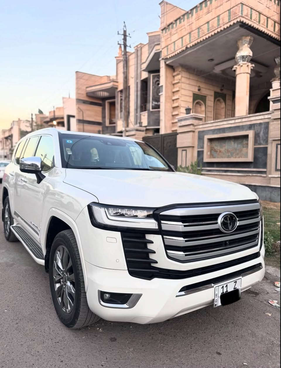 السلام عليكم
لاندكروز VX موديل ٢٠٢٣ 
ماشية ٣١ الف 
سيارة كفاله عامة علئ وضعية الشركة 
مواصفات السيارة 
رادار 
كامرات محيطيه 
كشنات تدفئه وتبريد 
شاشات عدد ٣ اصلية وكاله 
سيارة فول ١/١ معروفه مواصفات ال VX 
هـ/***********
عنواني بغداد
