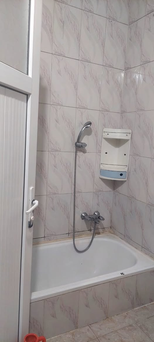 لإيجاز البيت مساحتها 150 طابق واحد بي غرفتين واستقبال جبير وهول  البيت كلش نظيف موديل حديد بي طباخ وكونتر وبنكات  عنوان مقابيل شقق مامون قرب دورة بغداد 
اي استفسار اتصال ع الرقم ‭‭***********‬
