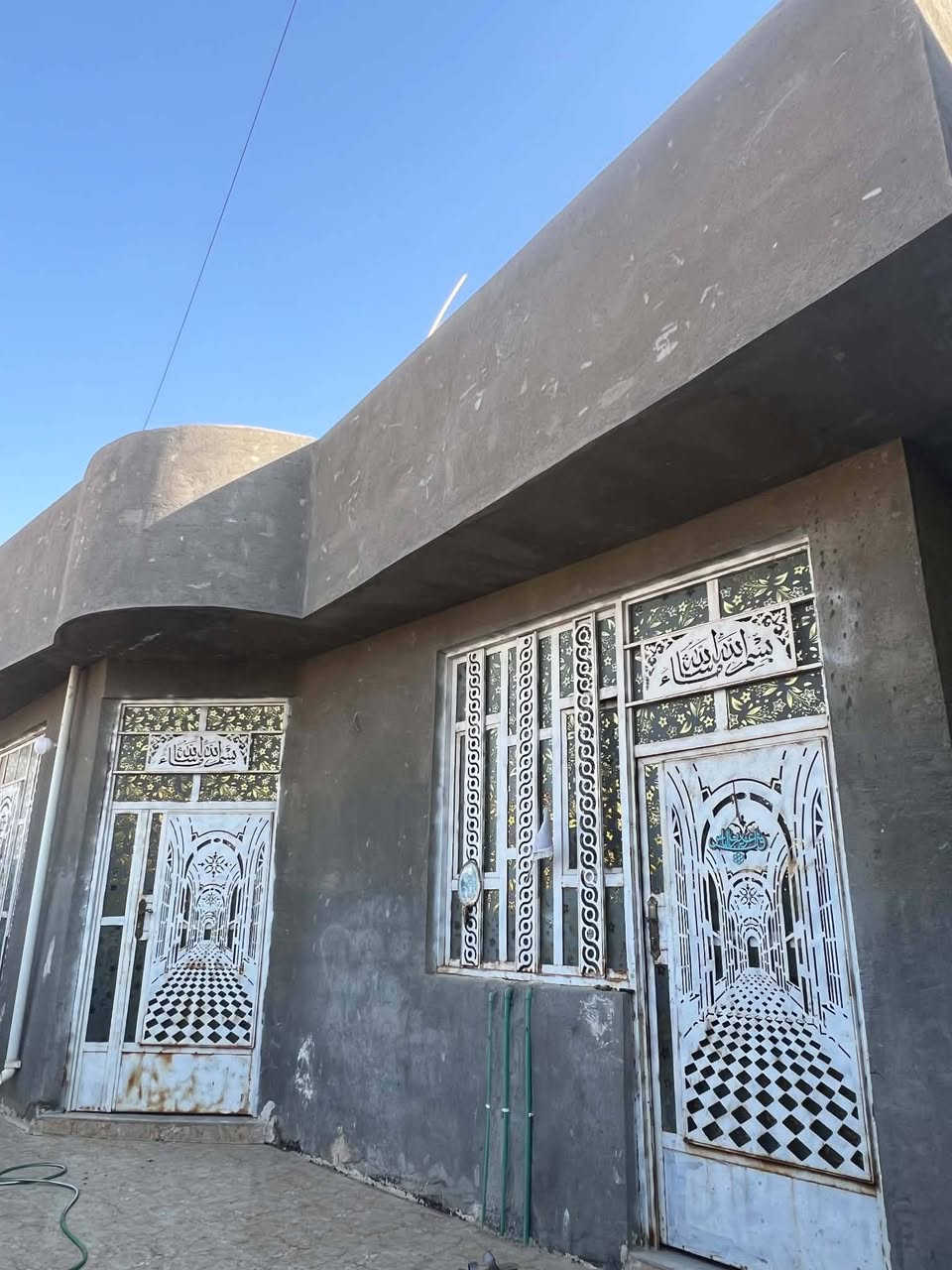 من رخصت الادمن دار للبيع حي الاسرى الزراعي النهرين فرع الحسينية ام الحسن 200متر  يحتوي على 2غرف نوم 4×5 وصاله 4×8وستقبال  7×4 ومطبخ 4×5 الواجه البيت 12متر ونص والنزال ١٦ متر البناء بلوك درجه اولى والسقف كونكريت مسلح  للستفسار على الرقم *********** السعر 98 مليون وبي مجال  @
