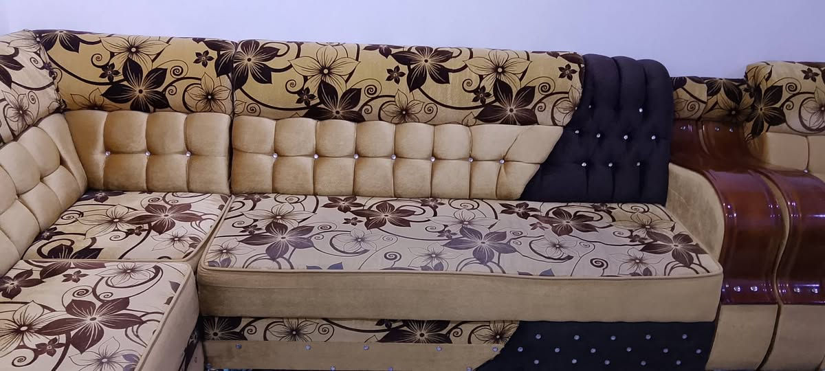 السلام عليكم  .....  
  تخم كامل اخو الجديد استعمال قليل وسبب البيع لضيق المكان  مع طبلات عدد 4 صغيرة وطبلة كبيرة 
السعر  500 وبي مجال....  للتواصل الاتصال على الرقم ***********  ...  المكان في العباسية
