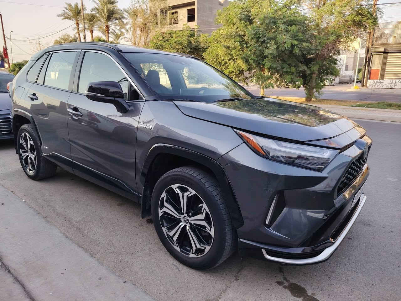 راف فور برايم بلك ان هايبرد 
فول فول مواصفات  2023
 XSE .
رقم بغداد الدولي الجديد باسمي
بلك-ان يعني ثلاث انظمة (شحن منزلي +هايبرد +بانزين)
السيارة لونين توكلر فيلي واسود 
انارة لد بالكامل
بروجتر لد
ويل ١٩ عليها تايرات يوكاهوما 
تطعيمات السيارة كلها بالأسود اللامع 
محرك ٢٥٠٠ تنفس طبيعي
فور ويل
بصمة تشغيل وابواب
فتحة سقف 
جنطة كهرباء 
٨ ايرباگ
دواخل جلد 
دشبول جلد والستيرن جلد مطرز باللون الأحمر 
تحكم ستيرن جهتين
شفتات ستيرن
رادار امامي تفاعلي
رادار جانبي للنقطة العمياء
رادار المحافظة على المسار
تدفئة كشنات 
كشن السائق كهرباء 
اوتو هولد
سايد بريك كهربائي
عدادات شاشة بالكامل
شاشة كبيرة 
وايرلس كاربلي واندرويد اوت
سستم صوت  
منافذ USB C عدد أربع
تبريد قطعتين 
التبريد مناخين منفصل 
حادثها نص جاملغ صبغ فقط بدون تبديل اي قطعه
بدون ايرباك
السونار داخل ااصور

السيارة جدا اقتصادية بالبانزين بمعدل صرف ٥ لتر لكل ١٠٠ كيلو متر  و الشحن يمشيك 45ميل 
وإذا تشحنها بالبيت ممكن متحتاج تفول بانزين 
السيارة متتقارن ابداً بالراف فور العادية من ناحية الرزانة والقوة وبيها فروقات كثيرة عن الباقيات 

مكاني حي الجهاد
السعر245$

رقم صاحب السيارة::
***********

