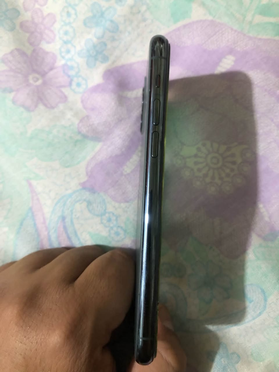 📱 للبيع iPhone 11 Pro
🔹 اللون: زيتوني
🔹 الذاكرة: 64GB
🔹 الشاشة: Super Retina XDR OLED بحجم 5.8 إنچ
🔹 المعالج: Apple A13 Bionic
🔹 الكاميرات: ثلاث كاميرات خلفية 12MP
🔹 الكاميرا الأمامية: 12MP
🔹 Face ID شغال ✅
🔹 مقاومة للماء والغبار IP68
🔹 البطارية: صحة 75% وأصلية

📦 حالة الجهاز:
🔹 الهيكل نظيف جداً وحالته ممتازة
🔹 الشاشة أصلية ونظيفة
🔹 قاعدة الشحن أصلية وتم تبديلها قبل سنتين
🔹 البصمة شغالة ✅
🔹 الصوت شغال ✅
🔹 الكاميرات كلها شغالة ✅
🔹 كلشي بالجهاز شغال بدون مشاكل

💰 السعر: 275,000 دينار
🤝 بي مجال للجادين

📍 المكان: بغداد

📞 للاستفسار:
***********
***********

📲 الأرقام واتساب أيضاً.
