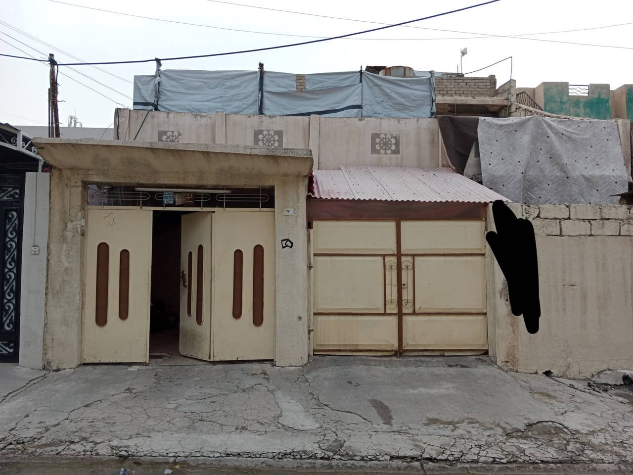 السلام عليكم للبيع بيت بالقادسية الثانية قرب جامع عبدالله بن مسعود
200متر بناء قديم طابقين الاول غرفتين وهول واستقبال مطبخ حمام صحيات داخلي وخارجي مع كراج يتسع سيارتين وترك خلف البيت حرف L
الطابق الثاني غرفتين وهول وحمام ومطبخ صغير ومرافق خارجية البيت كله كاشي عدا السطح العلوي فقط صبة الطابق الثاني سقوف ثانوية والبيت ورثة احنا أربعة أشخاص السعر 180مليون
للاتصال المباشر وواتساب 
***********
***********
والتفاهم بالسعر بعد القاء نضرة مباشرة للبيت والله ولي التوفيق
